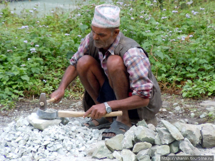 Ручная работа — дробление гравия Зона Дхавалагири, Непал