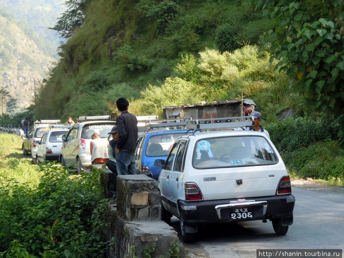Чуть ли не затор на дороге — привезли сразу много туристов Покхара, Непал
