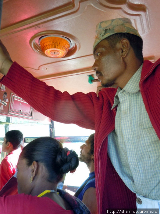 В автобусе сидячих мест всем не хватает Покхара, Непал