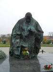 Памятник кардиналу Стефану Вышинскому