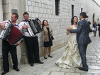 Свадьба и танцующие молодожены у базилики