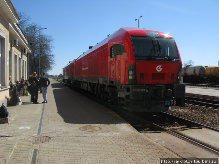 На ж.д.вокзале Шяуляя — поезд Клайпеда-Ш.-Вильнюс Шауляй, Литва