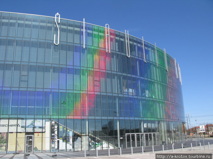 Новая спортивная арена, вся во всех цветах радуги переливается — так специально сделано Шауляй, Литва