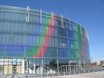 Новая спортивная арена, вся во всех цветах радуги переливается — так специально сделано