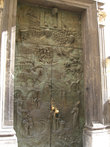 На этой двери изображена история Любляны