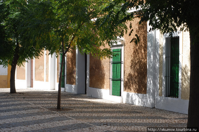 Альмендраль: посёлок с бело-жёлтыми домами Альмендраль, Испания