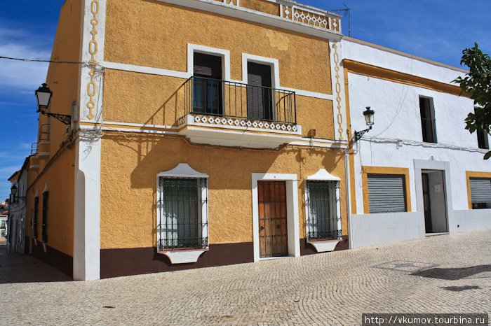 Альмендраль: посёлок с бело-жёлтыми домами Альмендраль, Испания