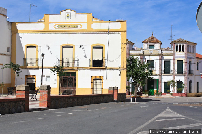 Альмендраль: посёлок с бело-жёлтыми домами