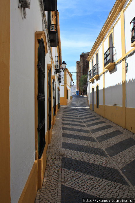 Альмендраль: посёлок с бело-жёлтыми домами