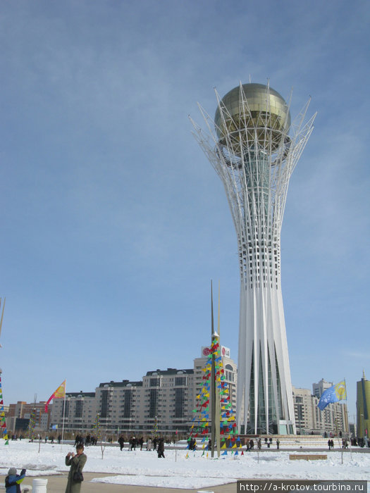 Башня Байтерек высотой 97 метров — символ новой столицы Астана, Казахстан