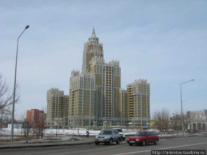 Этот дом, прозванный народом МГУ — 
жилой дом для богачей и чиновников Астана, Казахстан