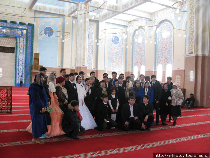 Казахстанцы появляются в ней, в основном, на свадьбу.
Вообще мечеть используется менее чем на 5%, так как окружающие кварталы чиновников и богачей заселены, как правило, 
малорелигиозными людьми. Астана, Казахстан