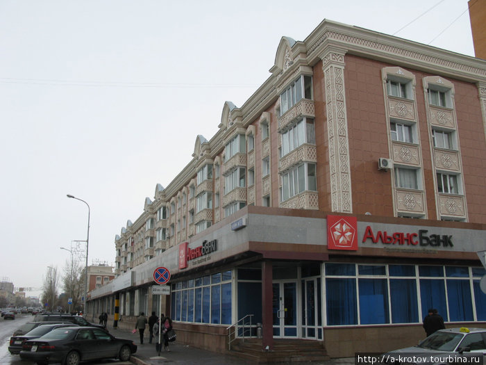 Пятиэтажки обклеивают плиткой с трёх стророн,
чтоб выглядели прилично Астана, Казахстан