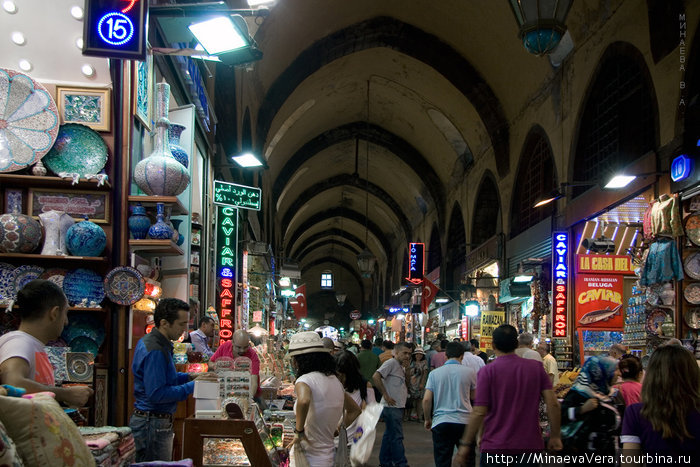 За Новой мечетью расположен крытый Египетский  рынок – такой же, как все восточные рынки – бестолковый, шумный и остро пахнущий специями. Стамбул, Турция