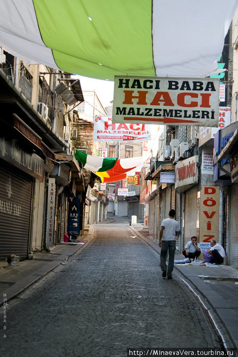 Теперь я  буду подниматься вверх, по длинным, крутым и извилистым улочкам большого базара. Стамбул, Турция