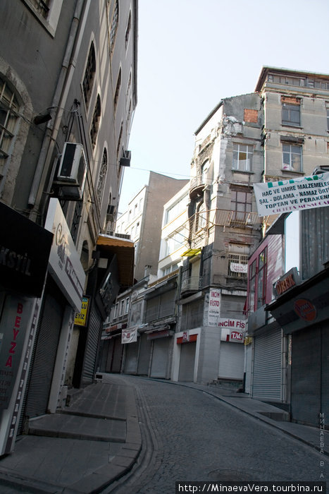 Хорошо, что я иду рано утром – часов 9 – и все еще закрыто, можно спокойно разглядывать дома и не отвлекаться на товарный сумбур прилавков. Стамбул, Турция