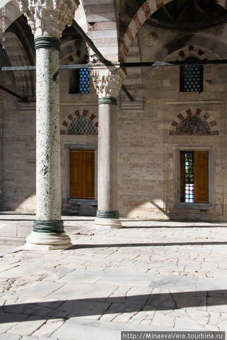 Напротив университета находится мечеть Баязит, построенная султаном Баязитом 2 в начале  16 века и названая в его честь Стамбул, Турция