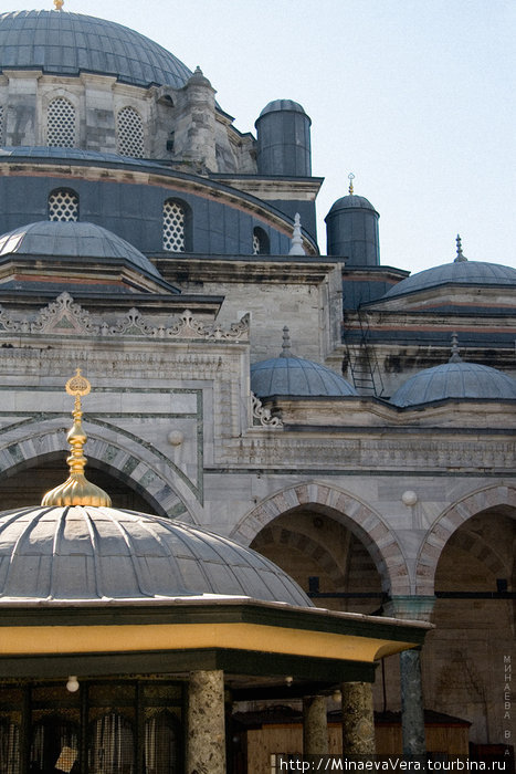 Напротив университета находится мечеть Баязит, построенная султаном Баязитом 2 в начале  16 века и названая в его честь Стамбул, Турция