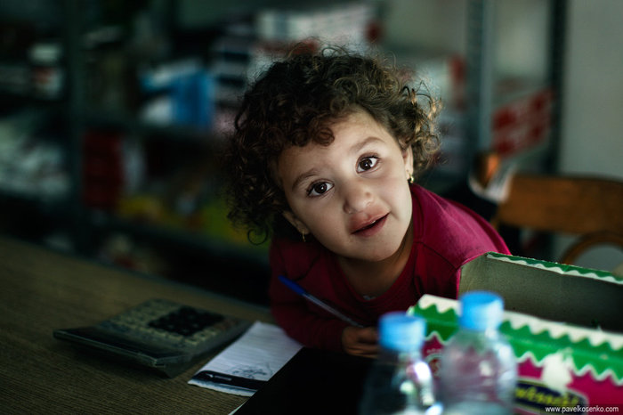 Дочь продавца в деревенском магазине. Ливан
