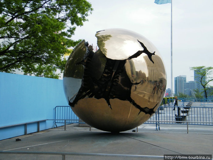 Один из монументов у здания ОНН. Земля разорванная войнами. Нью-Йорк, CША