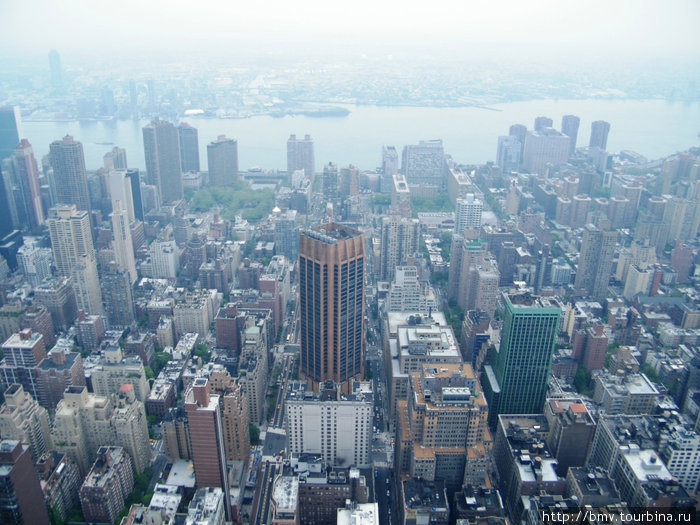 Вид на город с обзорной площадки на 86 этаже Эмпайр Стейт Билдинг. Нью-Йорк, CША