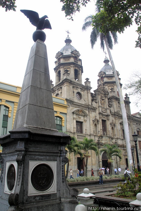 Центральная площадь — наверняка Симона Боливара Медельин, Колумбия
