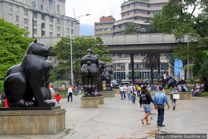 Скульптуры Ботеро стоят прямо на площадях и улицах Медельин, Колумбия