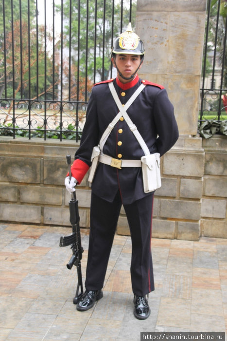 Охрана у забора Президентского дворца Богота, Колумбия