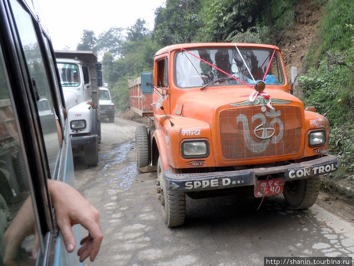 Дорога запружена транспортом Бесисахар, Непал