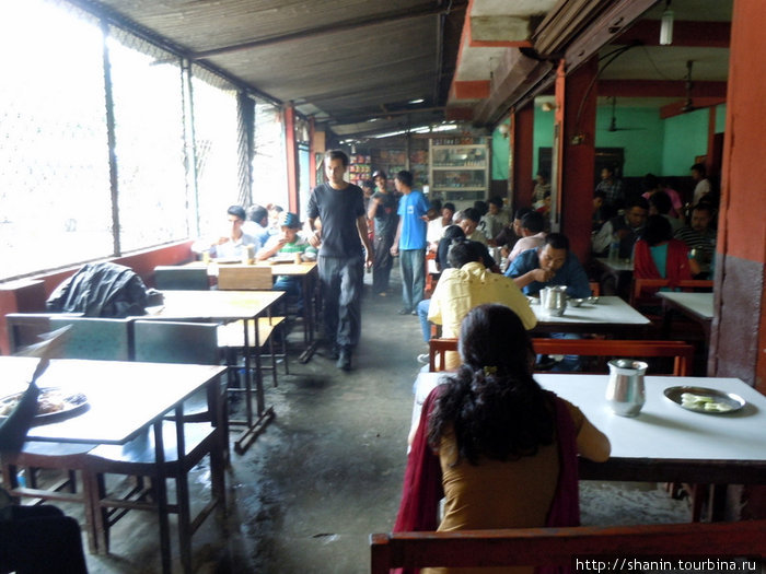В придорожном ресторане места много Бесисахар, Непал