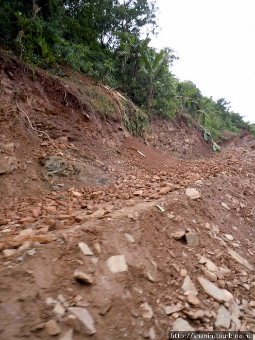 Склоны у дороги очень опасные — того и гляди будет очередной обвал Бесисахар, Непал