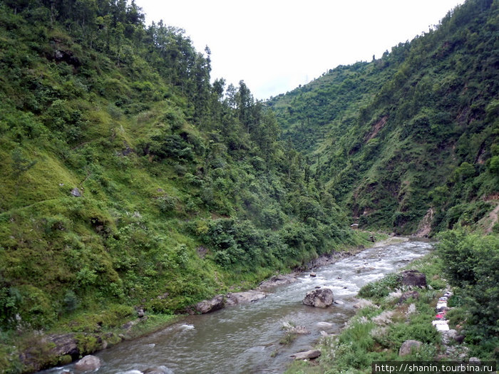 Дорога из Катманду в Покхару большей частью идет вдоль русла реки Бесисахар, Непал