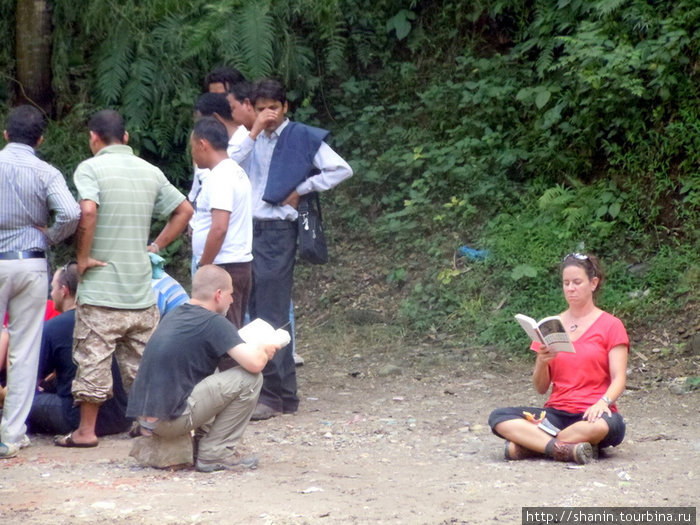 Туристы-иностранцы пользуются задержкой движения как возможностью стать духовно богаче Бесисахар, Непал