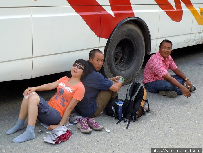 Туристы под автобусом Непал
