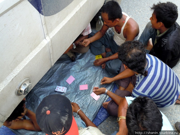 Местные жители времени зря не теряют — играют в карты Непал