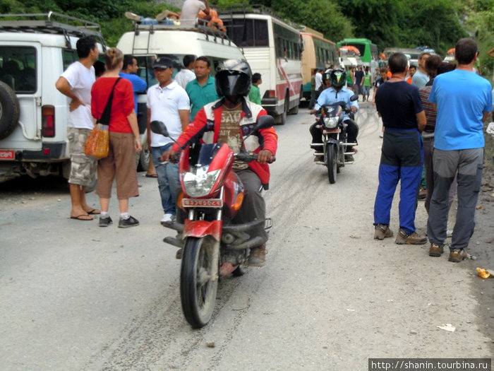 Мотоциклисты протискиваются в самую маленькую щель. Непал