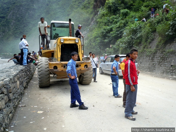 Сель на дороге Непал