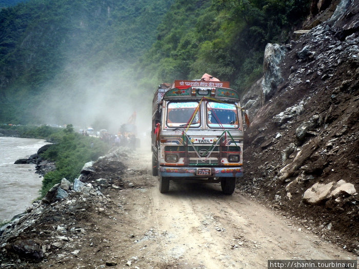 Грузовики поднимают облако пыли Непал