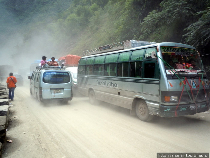 Движение наладилось, но пыль еще долго будет висеть в воздухе Непал
