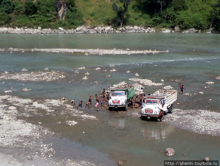 Гравий для строительных работа добывают в реке Зона Багмати, Непал