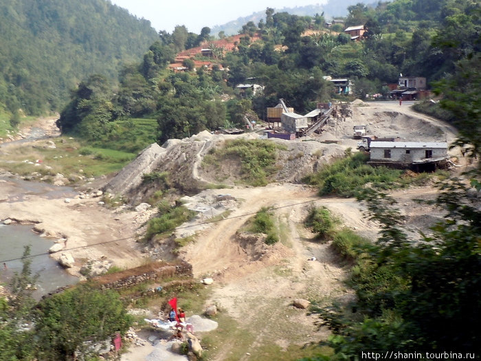 Мелкий заводик строительных материалов на берегу реки Зона Багмати, Непал