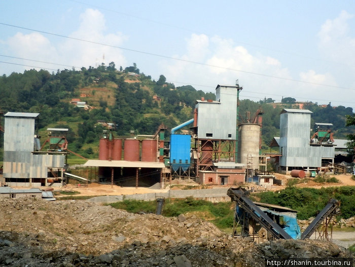 Такими мини-заводиками уже пол долины застроили Зона Багмати, Непал