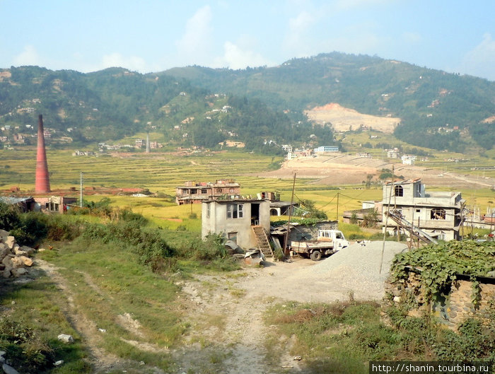 Кирпичный завод. Вообще красные кирпичные трубы кирпичных заводов — один из символов именно долины Катманду Зона Багмати, Непал