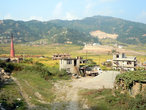 Кирпичный завод. Вообще красные кирпичные трубы кирпичных заводов — один из символов именно долины Катманду