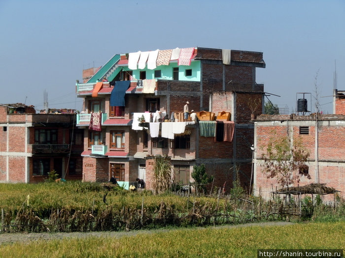 Дома неказистые на вид, но очень большие Зона Багмати, Непал