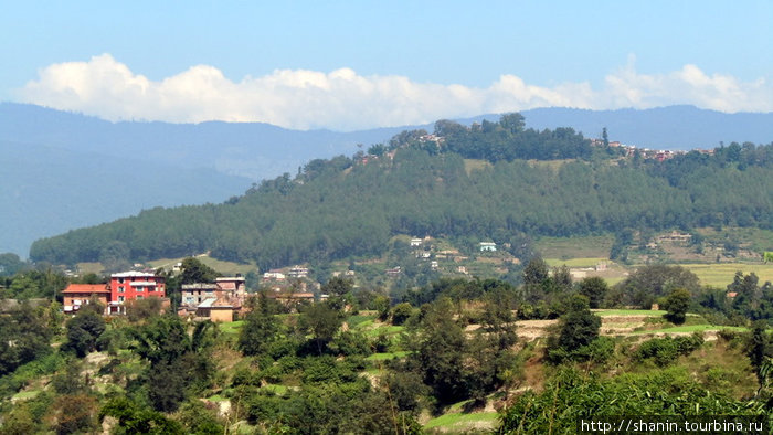 Вид на холм, на котором стоит храм Чангу Нараян Зона Багмати, Непал