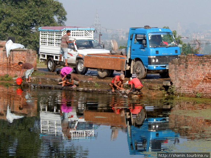 Можно купаться, а можно и машины мыть — каждому свое Бхактапур, Непал