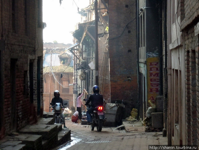 Транспорта мало и большей частью — мотоциклы, а не машины Бхактапур, Непал