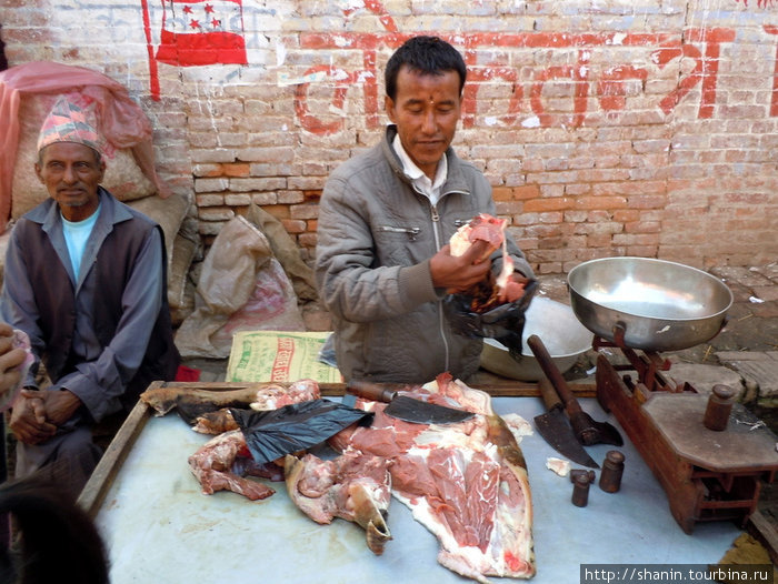Свежее мясо продают прямо на улице Бхактапур, Непал