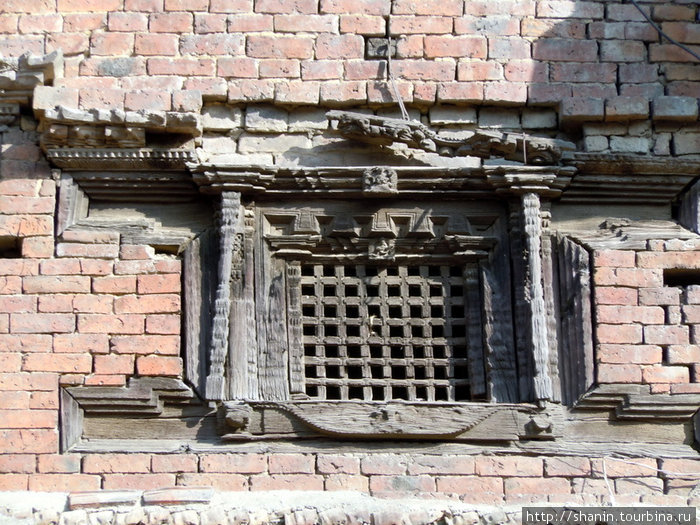 Кирпичный дом с деревянным окном — узнаваемый непальский стиль, характерный для всей долины Катманду Бхактапур, Непал